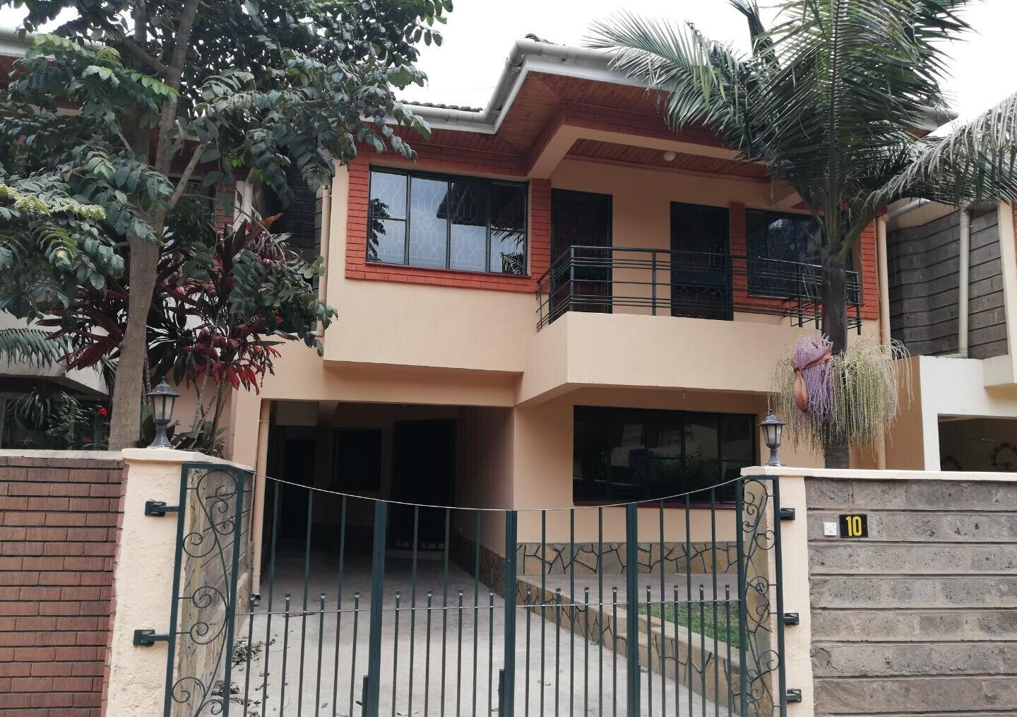 5-Ensuite Villa with DSQ & Pool in Gated Lavington Court - Valley Arcade