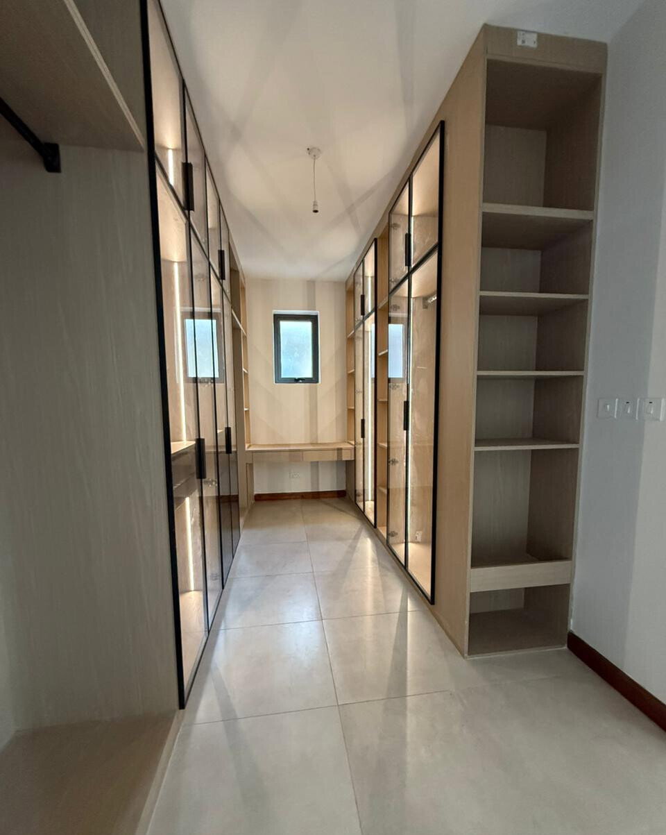 6-Bed Townhouse with Rooftop Lounge & Solar Heating - Lavington