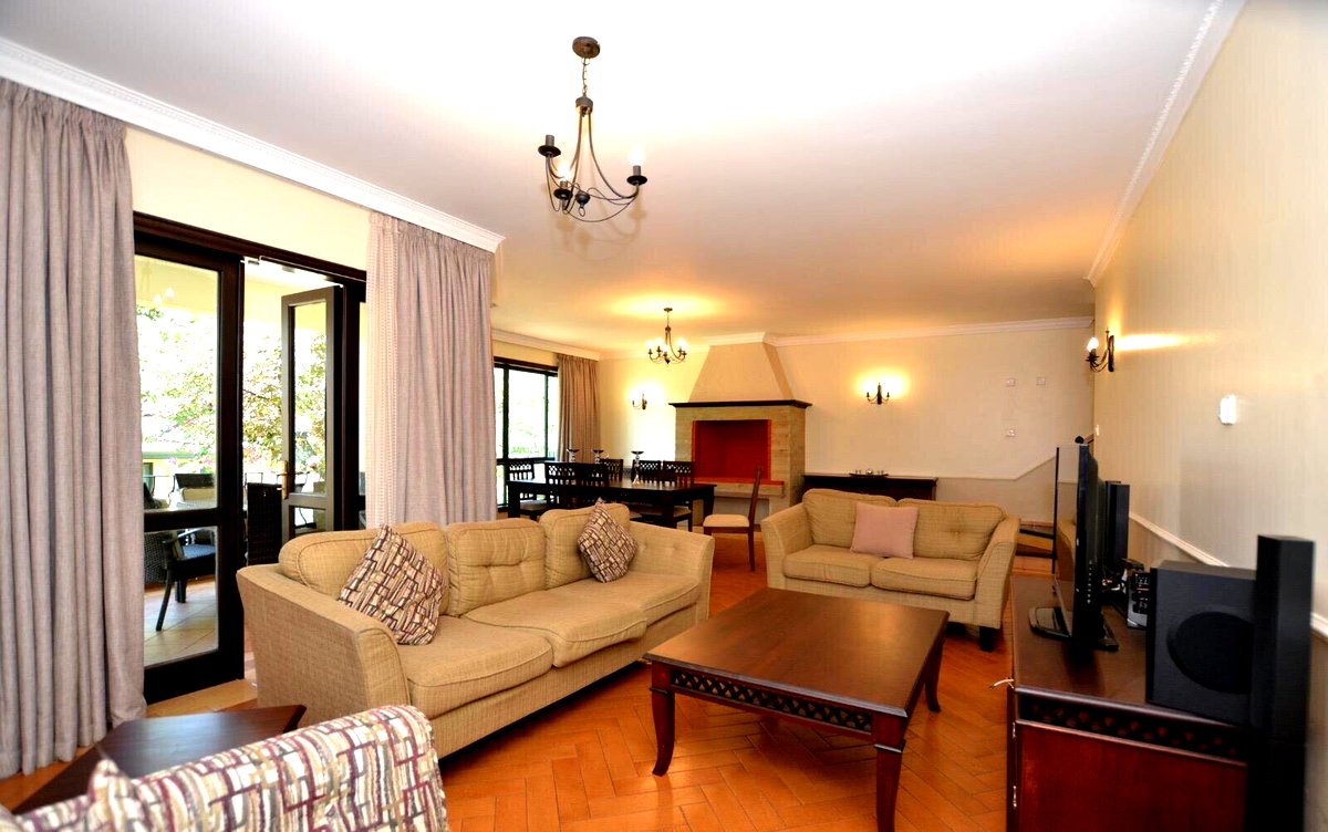 3BR Townhouse in 5-Acre Gated Estate with Heated Pool – Kyuna