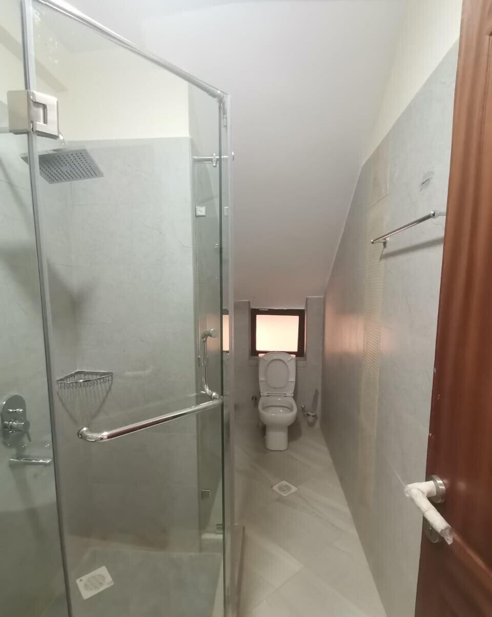 5BR Townhouse with Private Lift & Gym - Lavington