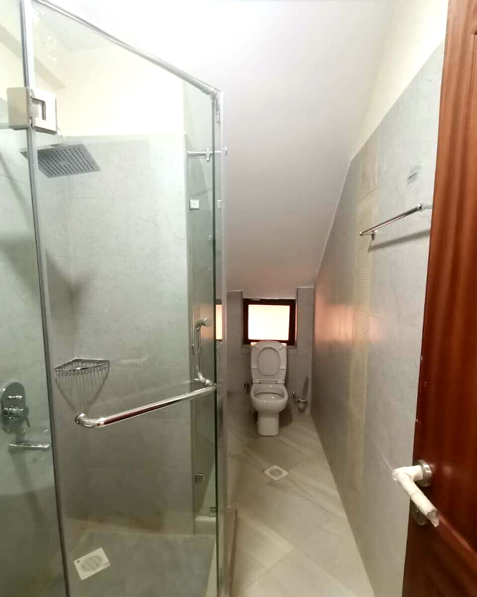 5BR Townhouse with Private Lift & Gym - Lavington