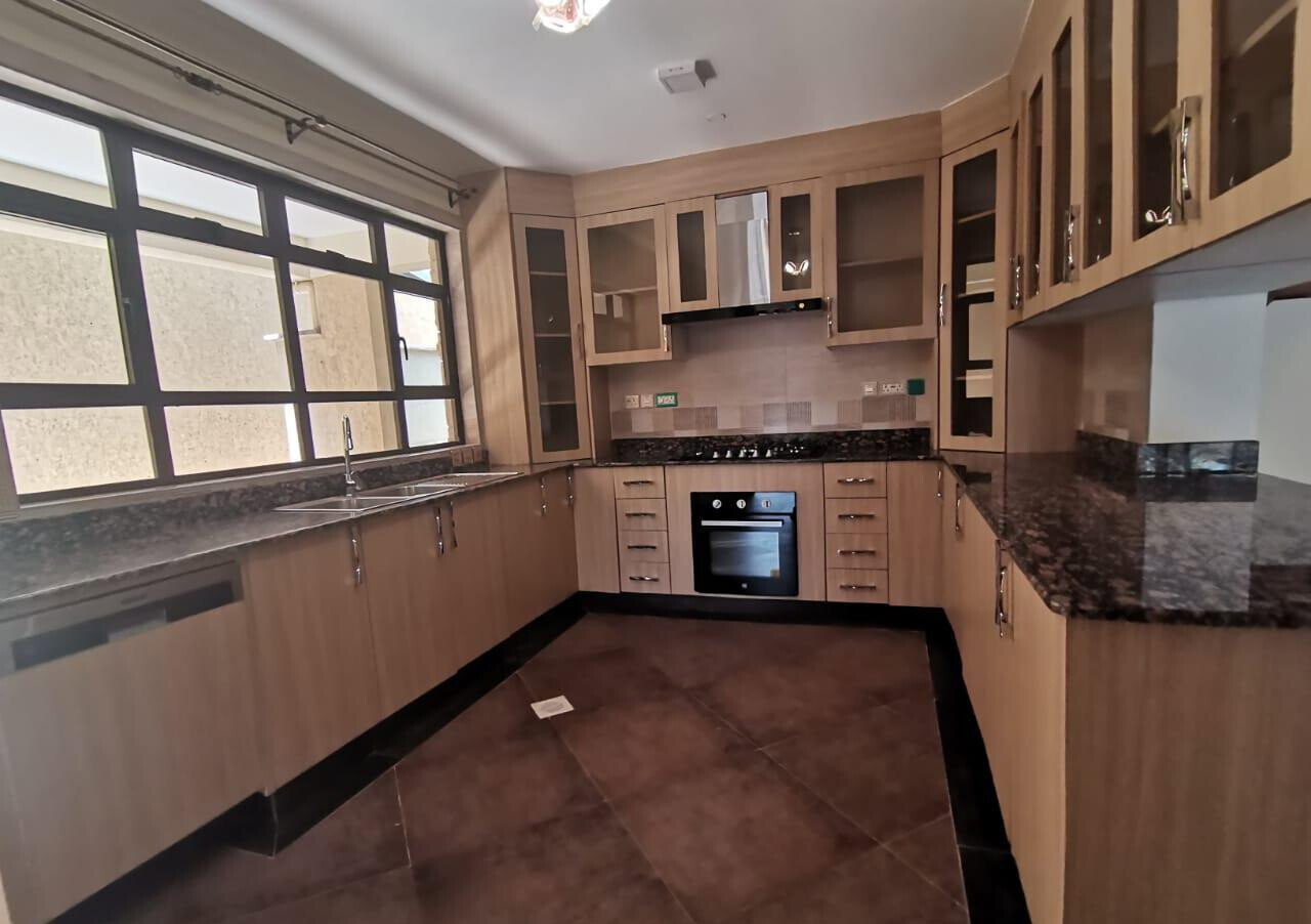 5BR Townhouse with Private Lift & Gym - Lavington