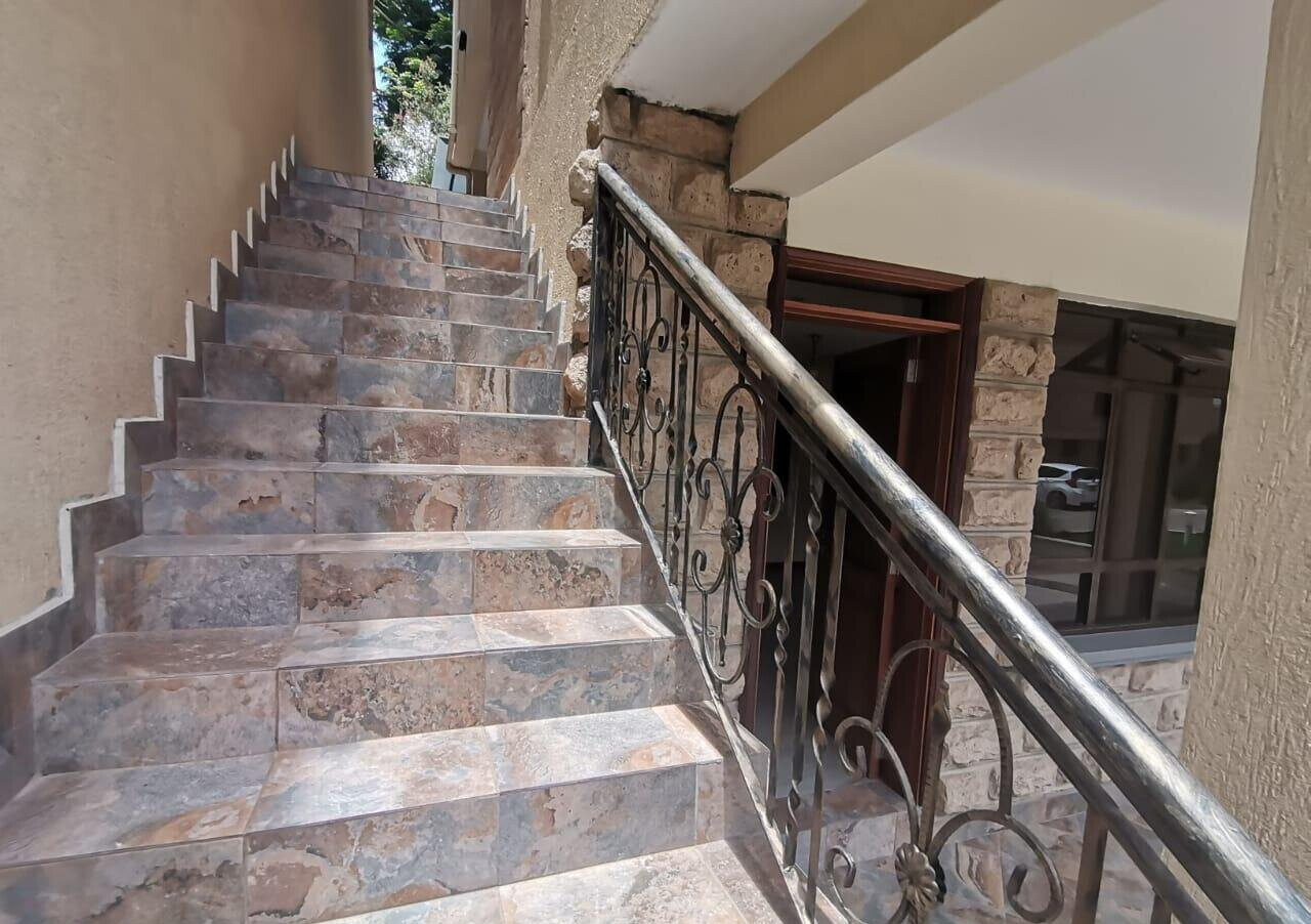 5BR Townhouse with Private Lift & Gym - Lavington