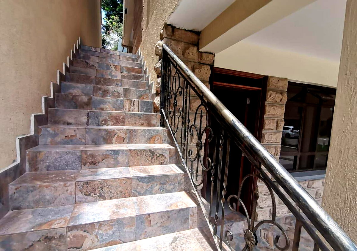 5BR Townhouse with Private Lift & Gym - Lavington