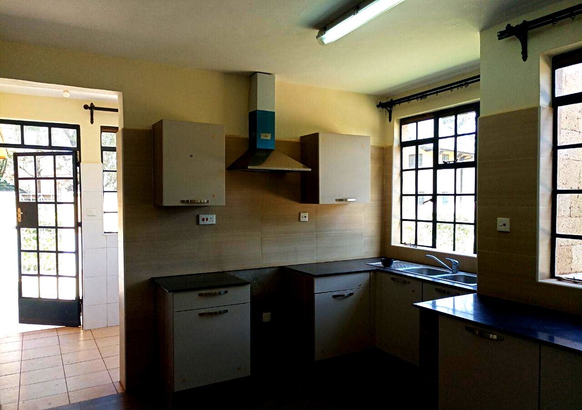 5-Ensuite Townhouse in 1-Acre Gated Community with Pool & Gym – Karen