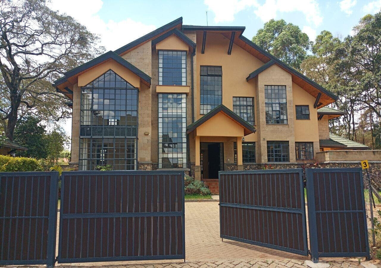 5-Ensuite Townhouse in 1-Acre Gated Community with Pool & Gym – Karen