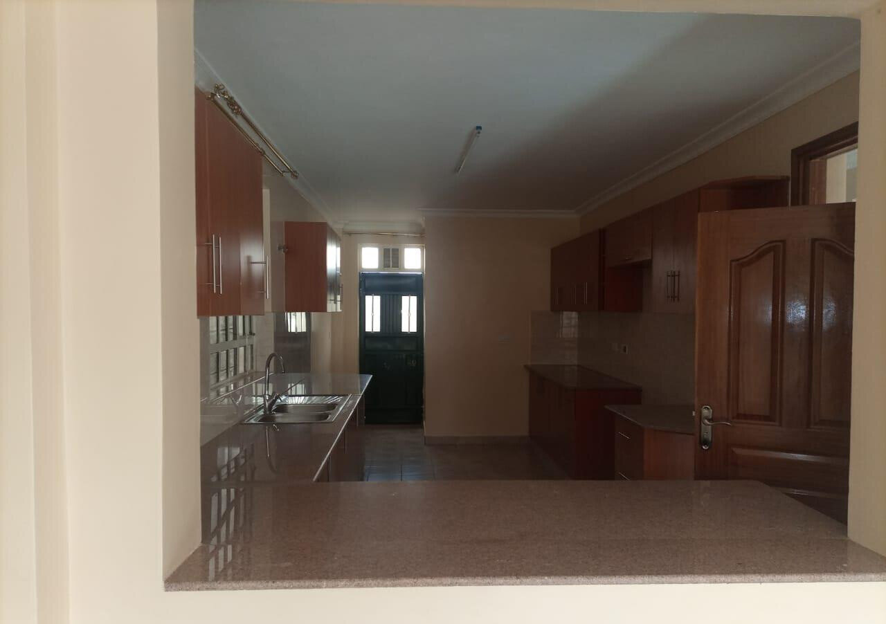 4BR Ensuite Townhouse on 40x80 - Controlled Estate, Kamakis