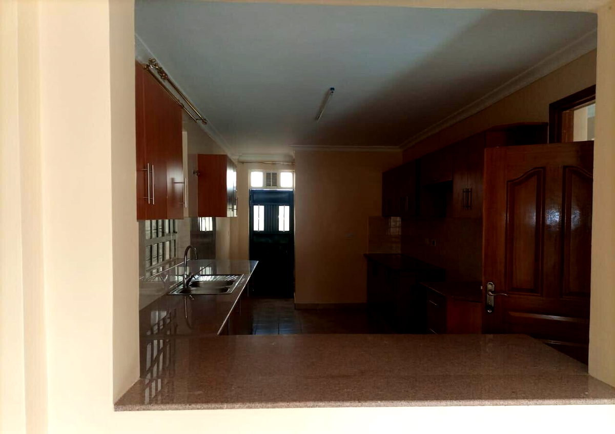 4BR Ensuite Townhouse on 40x80 - Controlled Estate, Kamakis