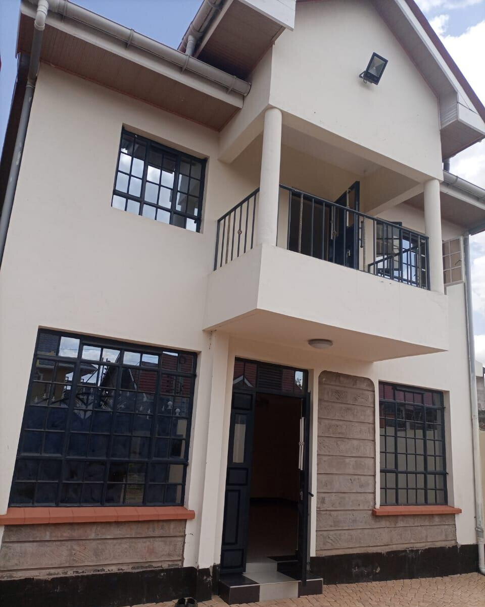 4BR Ensuite Townhouse on 40x80 - Controlled Estate, Kamakis
