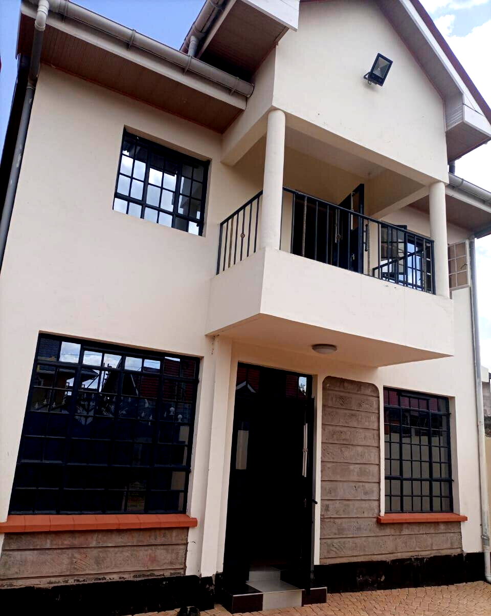 4BR Ensuite Townhouse on 40x80 - Controlled Estate, Kamakis