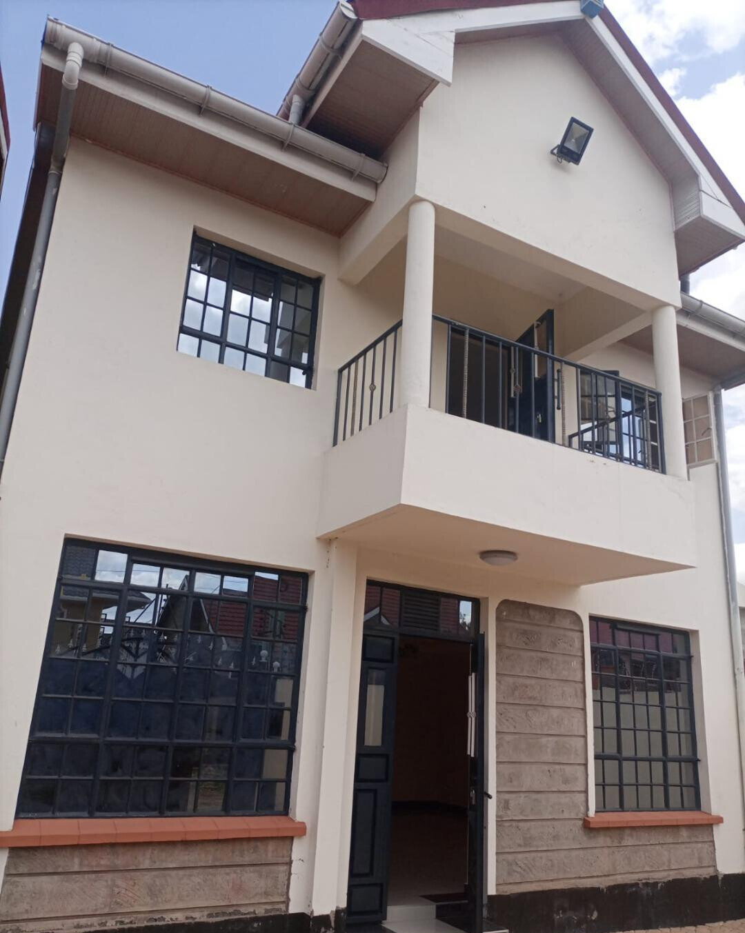 4BR Ensuite Townhouse on 40x80 - Controlled Estate, Kamakis