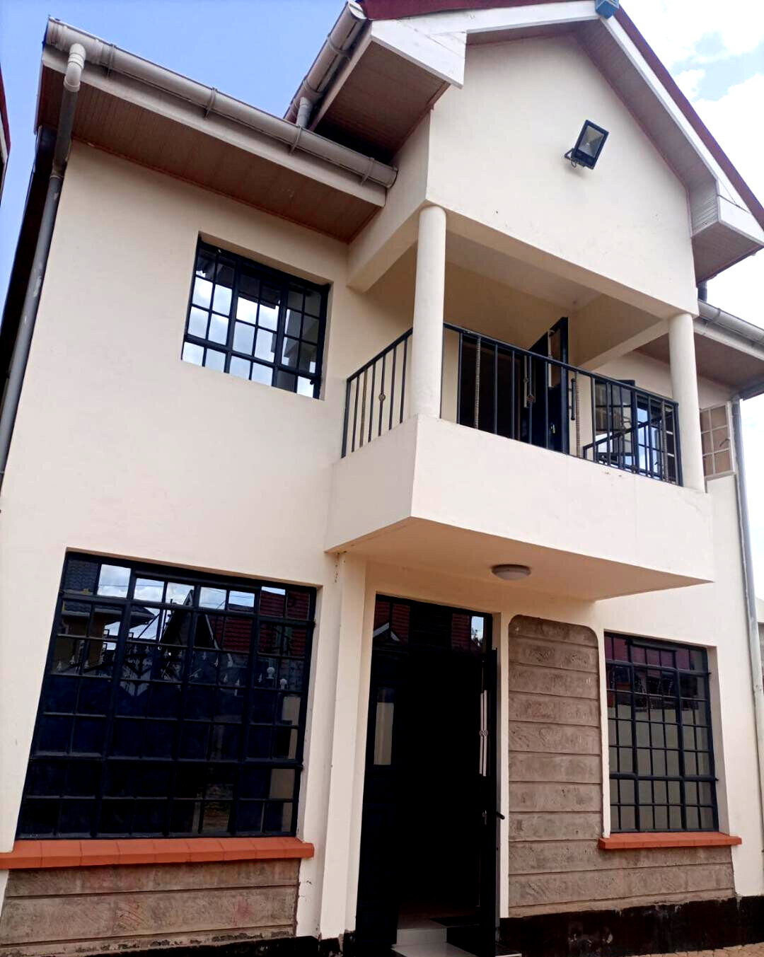 4BR Ensuite Townhouse on 40x80 - Controlled Estate, Kamakis