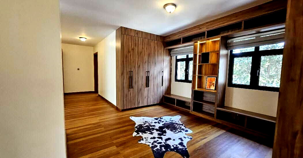 5BR All-Ensuite Townhouse with Entertainment Room - Old Runda