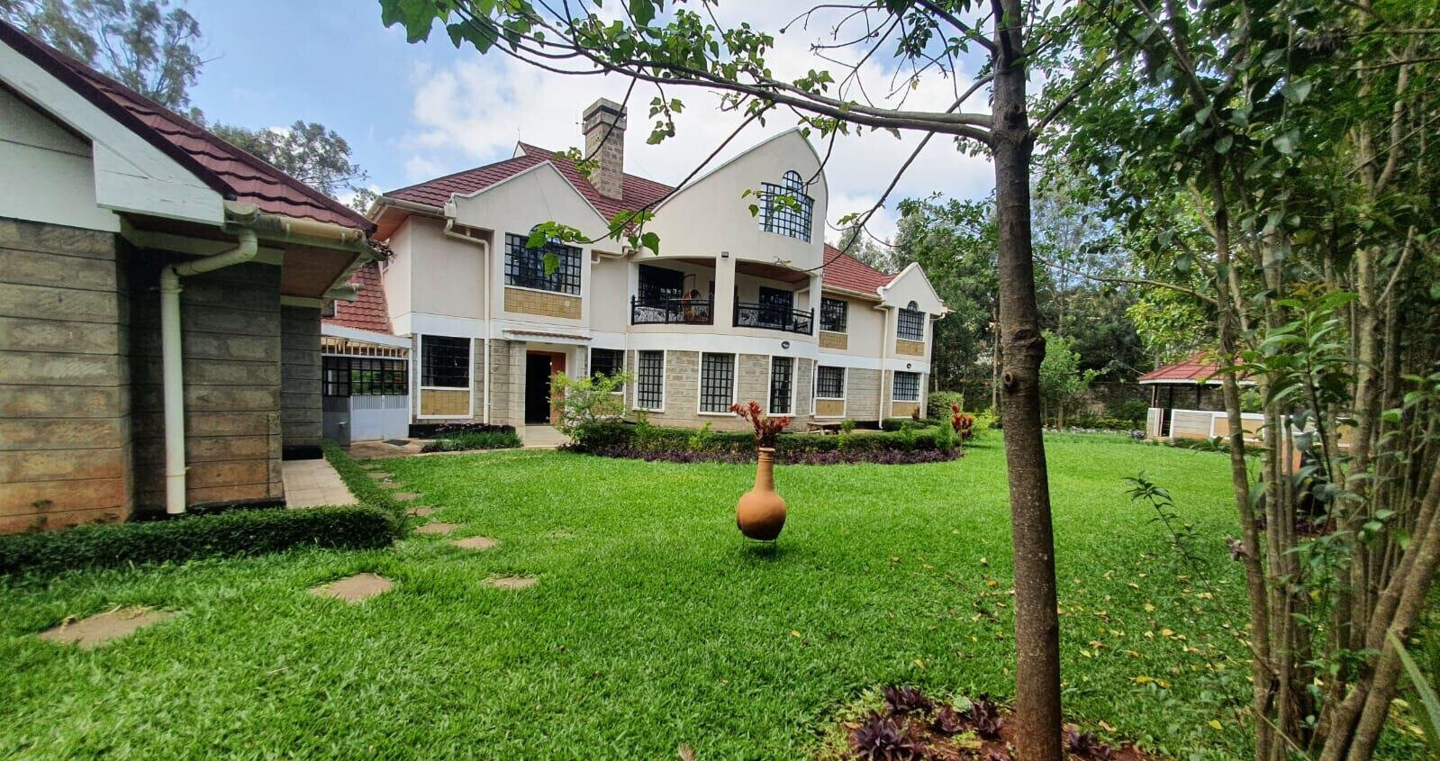 7-Bedroom Townhouse with Private Garden & Modern Kitchen – Karen