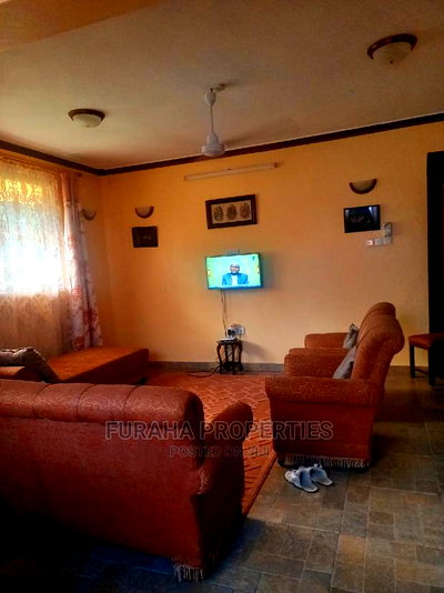 8bdrm Maisonette in Utange for sale - Image 1