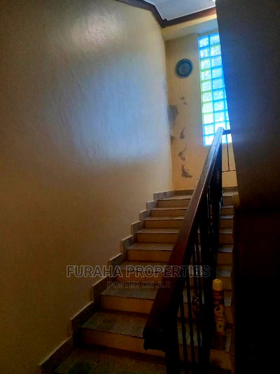 8bdrm Maisonette in Utange for sale - Image 2