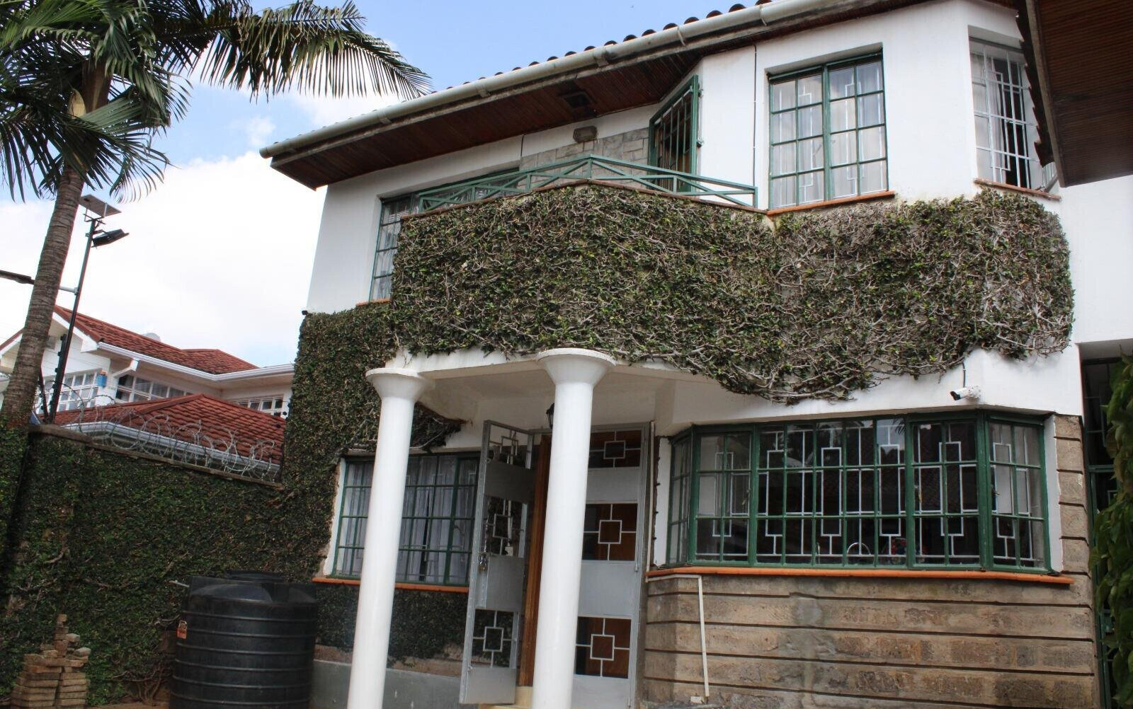 Corner 4BR Townhouse with Sunken Dining & Private Garden - Kileleshwa