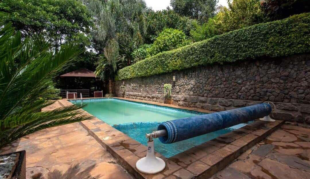 5-Ensuite Townhouse on One Acre with Tennis Court – Hardy, Karen