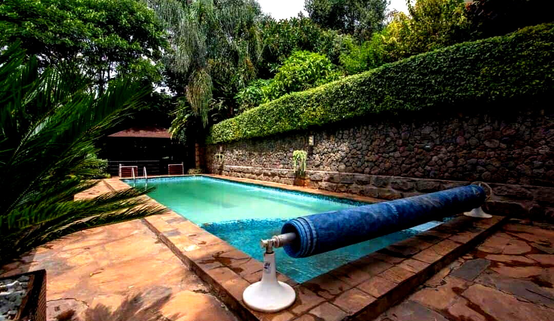 5-Ensuite Townhouse on One Acre with Tennis Court – Hardy, Karen