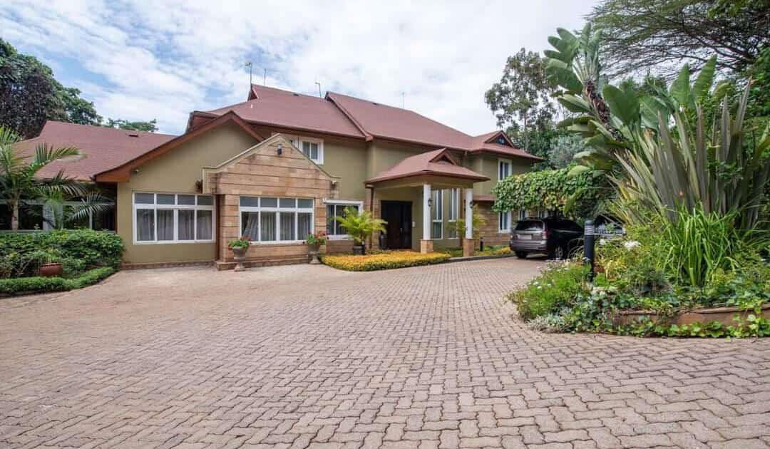 5-Ensuite Townhouse on One Acre with Tennis Court – Hardy, Karen