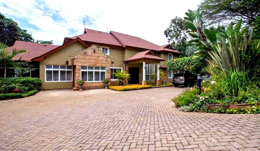5-Ensuite Townhouse on One Acre with Tennis Court – Hardy, Karen