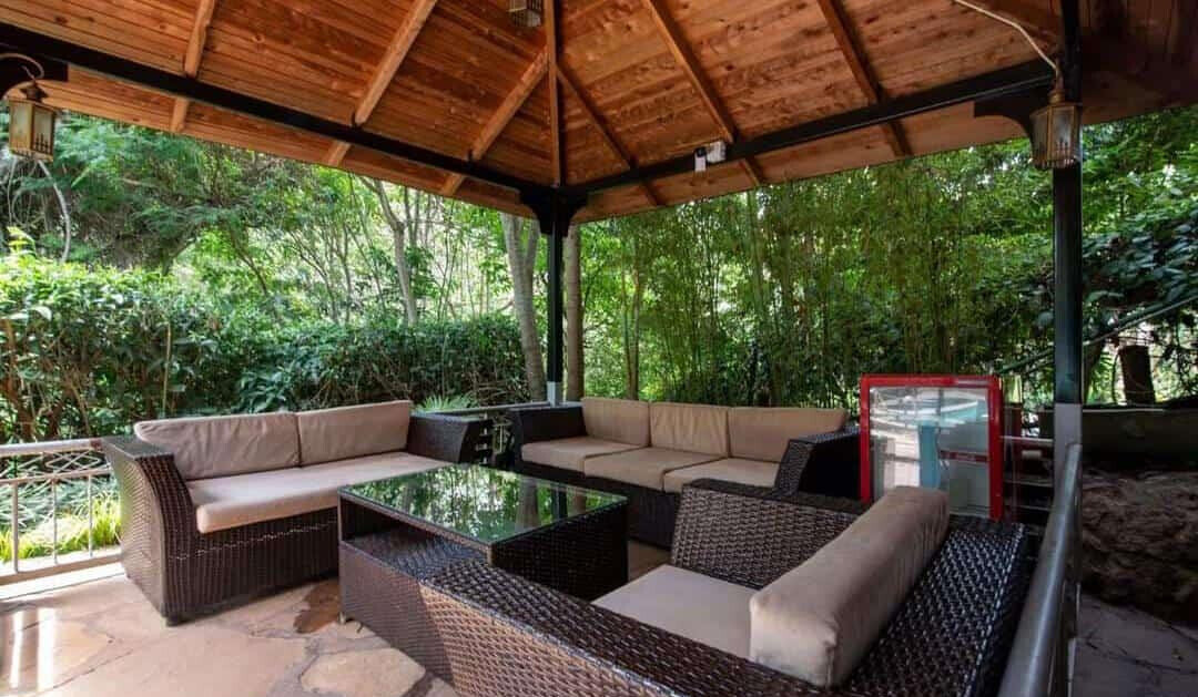 5-Ensuite Townhouse on One Acre with Tennis Court – Hardy, Karen