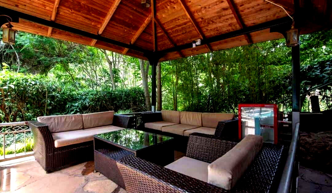 5-Ensuite Townhouse on One Acre with Tennis Court – Hardy, Karen