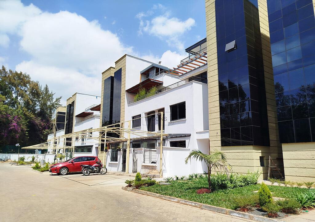 4-Ensuite Townhouse with Rooftop Terrace & DSQ - Lavington