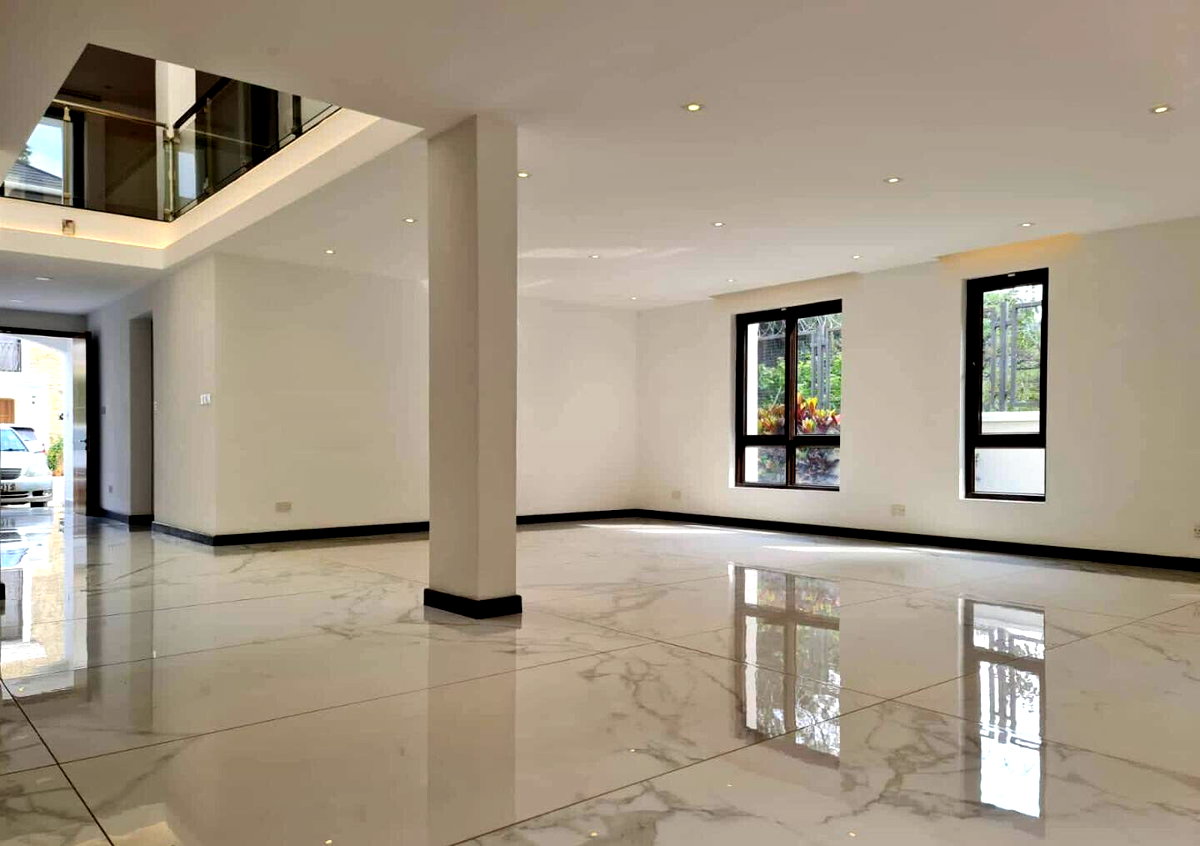 5BR All-Ensuite Townhouse with Indoor-Outdoor Flow - Spring Valley