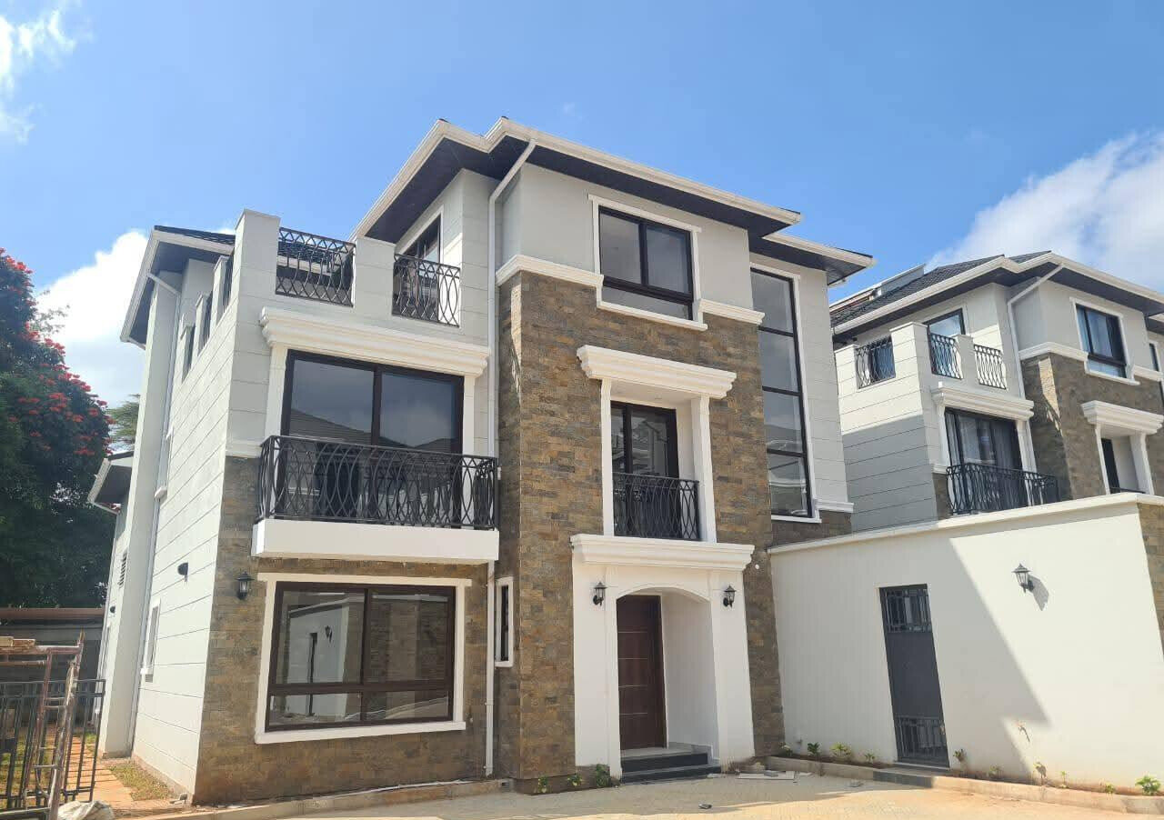 5BR All-Ensuite Townhouse with Indoor-Outdoor Flow - Spring Valley