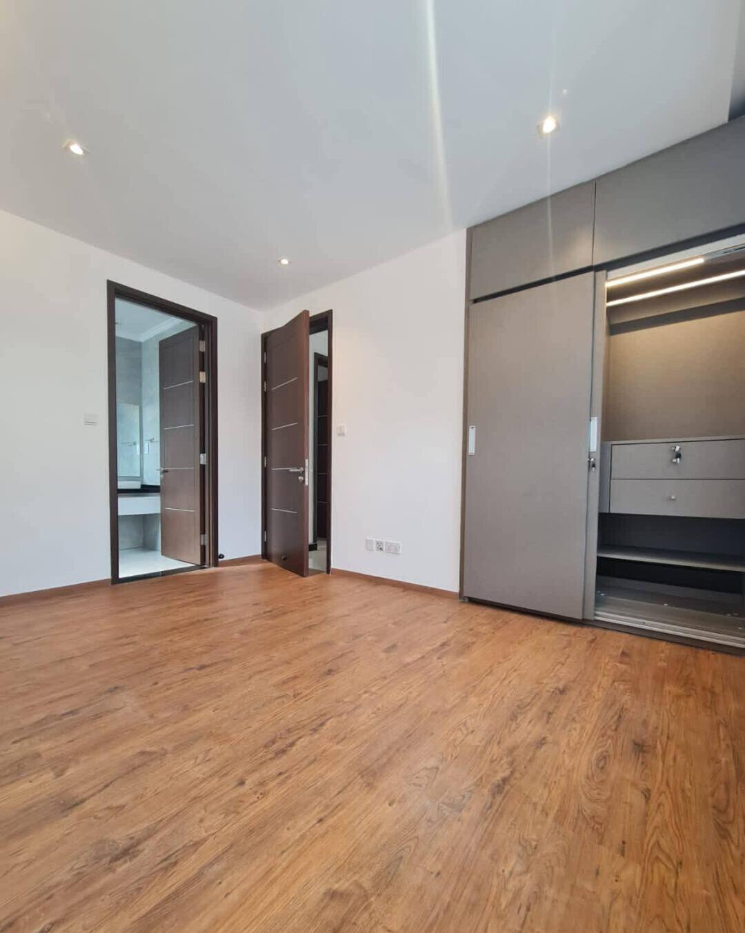 5BR All-Ensuite Townhouse with Indoor-Outdoor Flow - Spring Valley