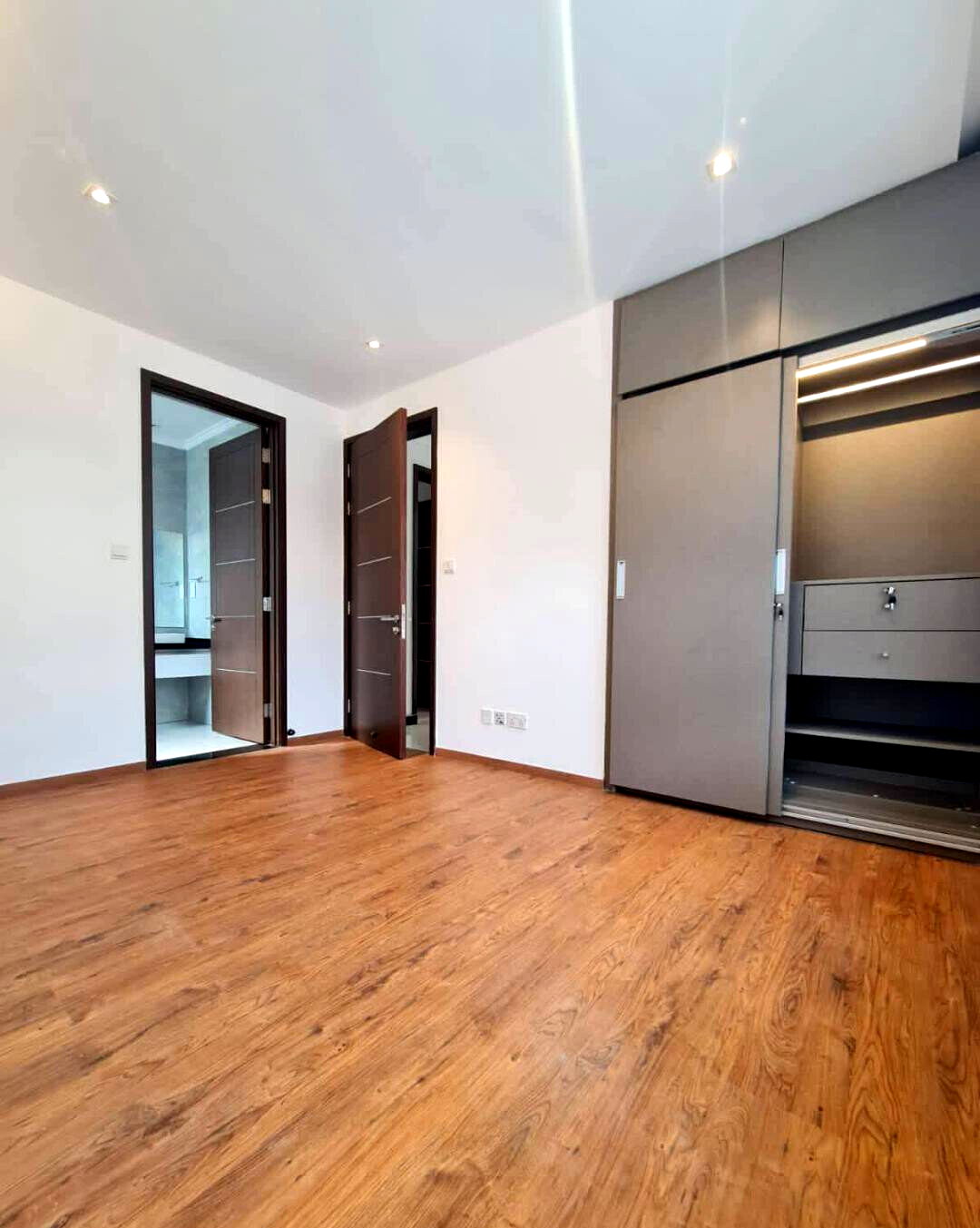 5BR All-Ensuite Townhouse with Indoor-Outdoor Flow - Spring Valley