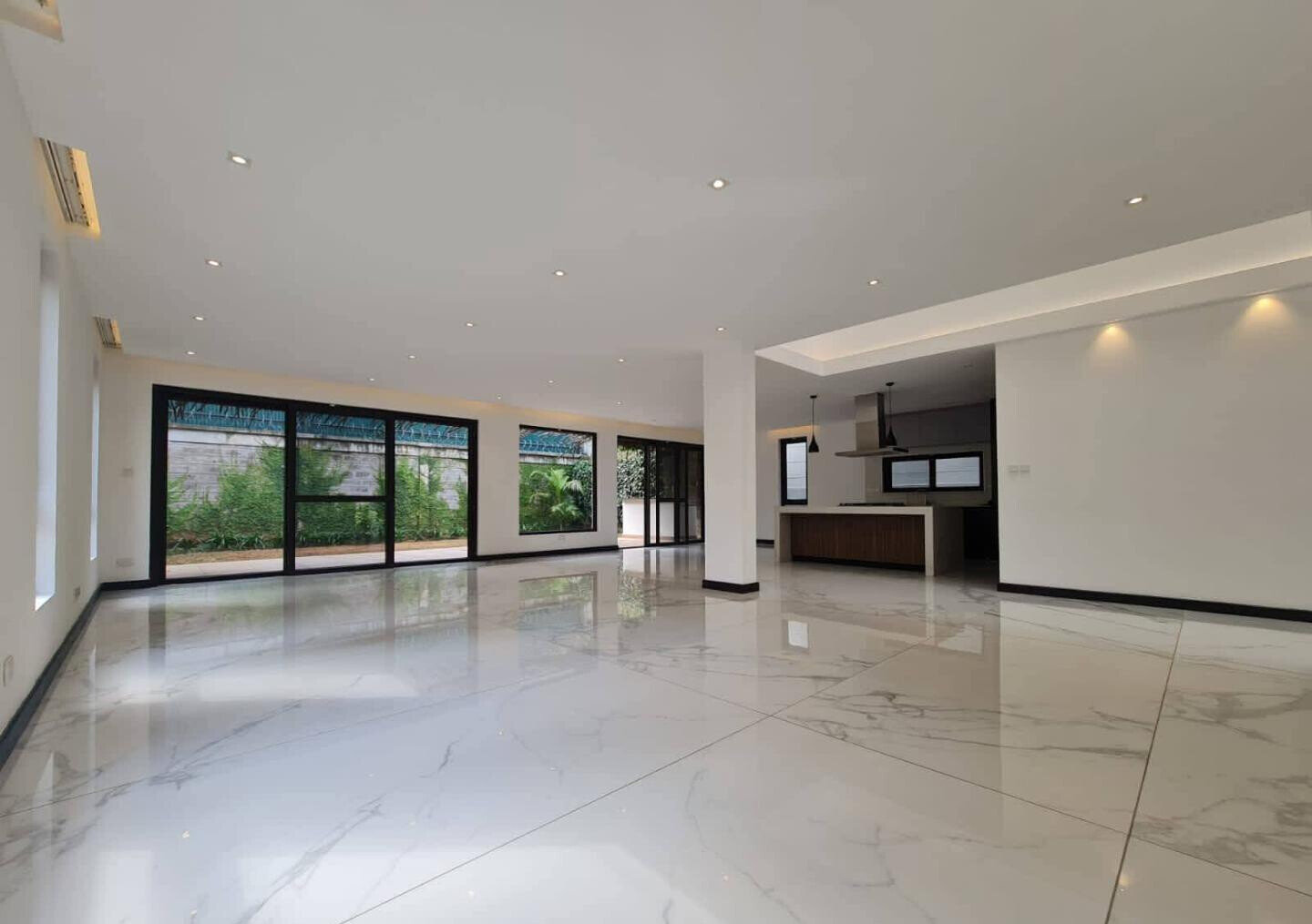 5BR All-Ensuite Townhouse with Indoor-Outdoor Flow - Spring Valley