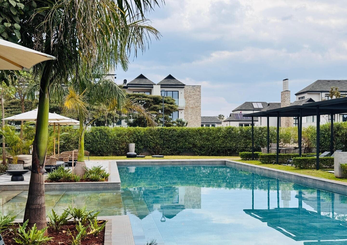 5BR Townhouse in Gated Community with Heated Pool - Runda