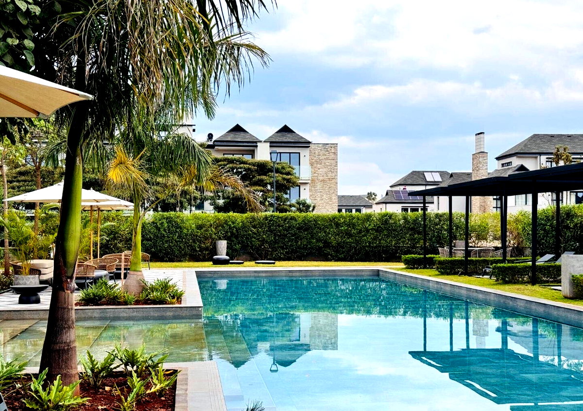 5BR Townhouse in Gated Community with Heated Pool - Runda