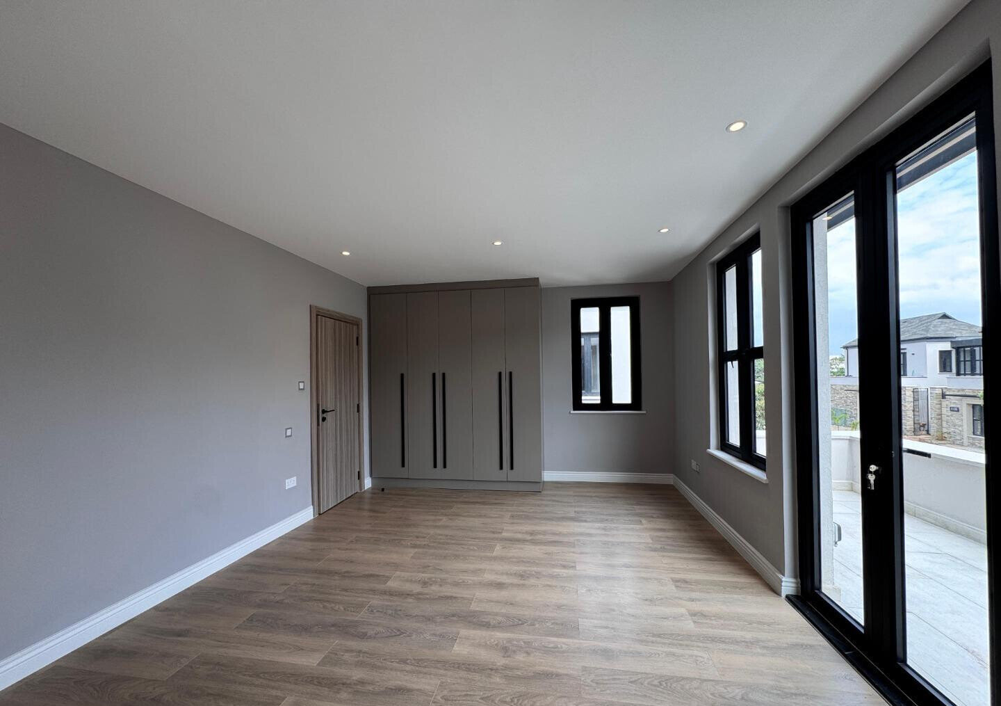 5BR Townhouse in Gated Community with Heated Pool - Runda