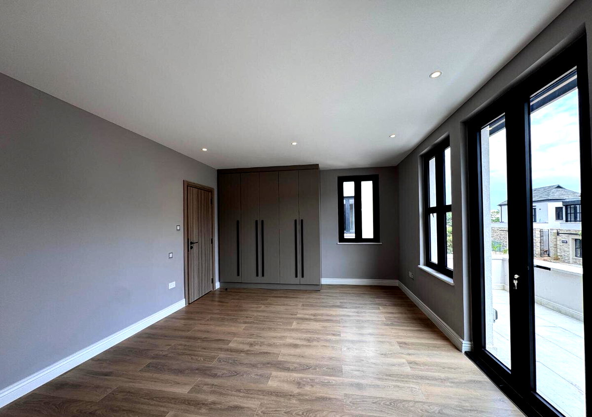 5BR Townhouse in Gated Community with Heated Pool - Runda
