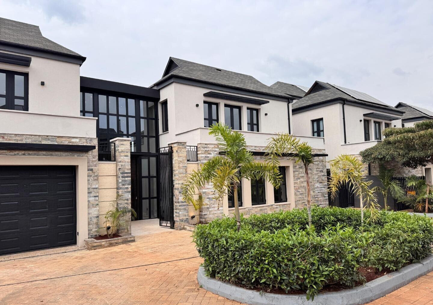 5BR Townhouse in Gated Community with Heated Pool - Runda