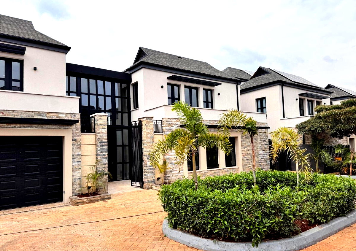 5BR Townhouse in Gated Community with Heated Pool - Runda