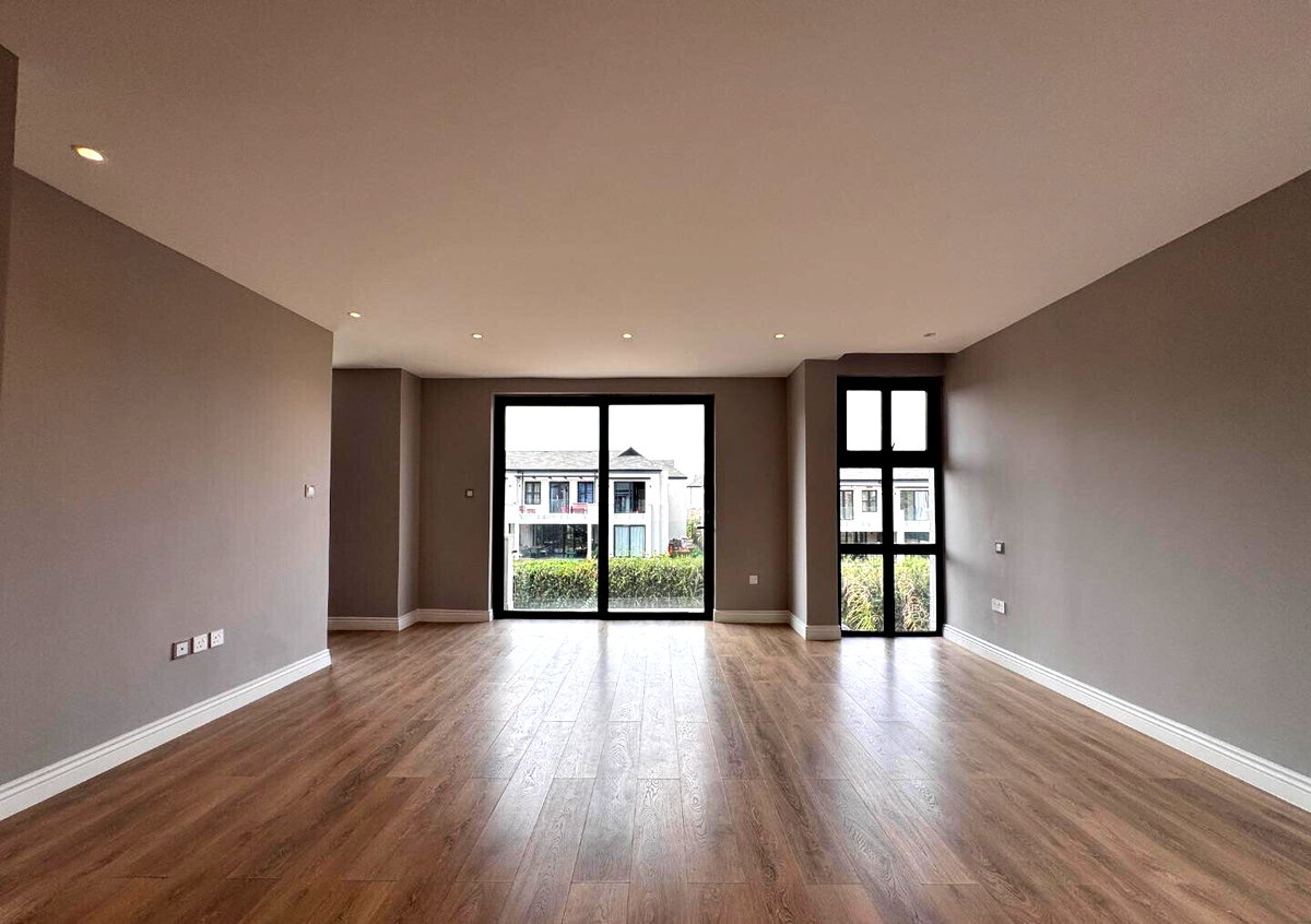 5BR Townhouse in Gated Community with Heated Pool - Runda