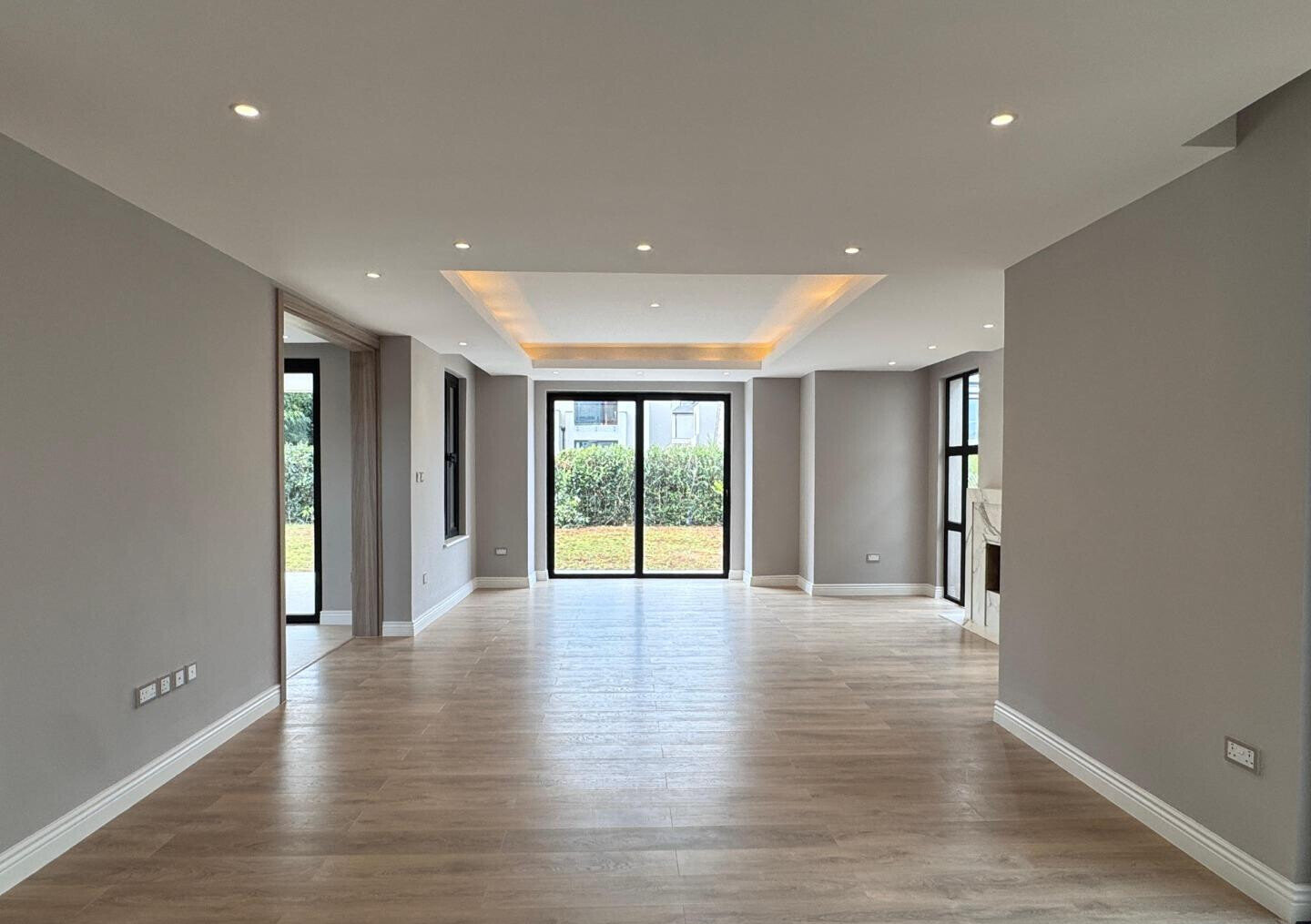5BR Townhouse in Gated Community with Heated Pool - Runda