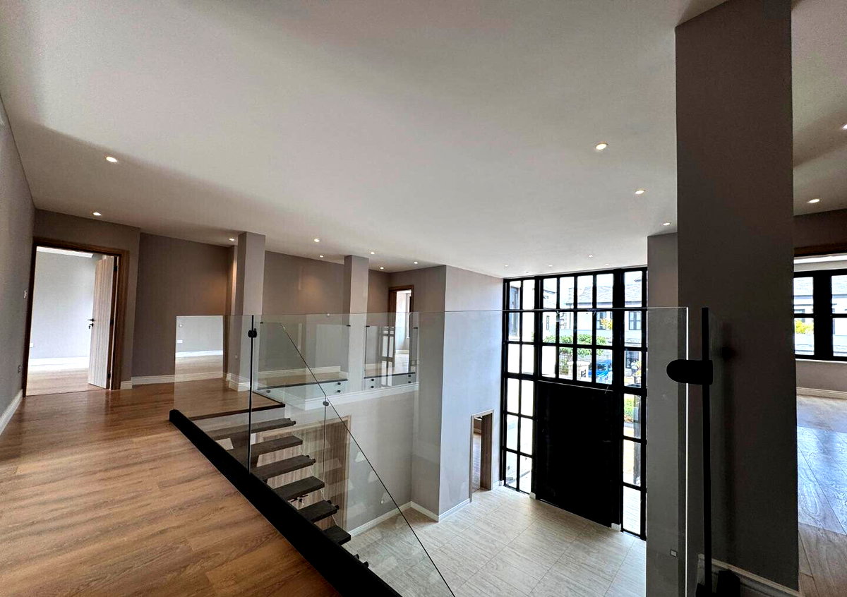 5BR Townhouse in Gated Community with Heated Pool - Runda