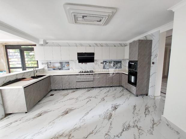 6bdrm Mansion in Daykio Bustani, Kimbo for sale