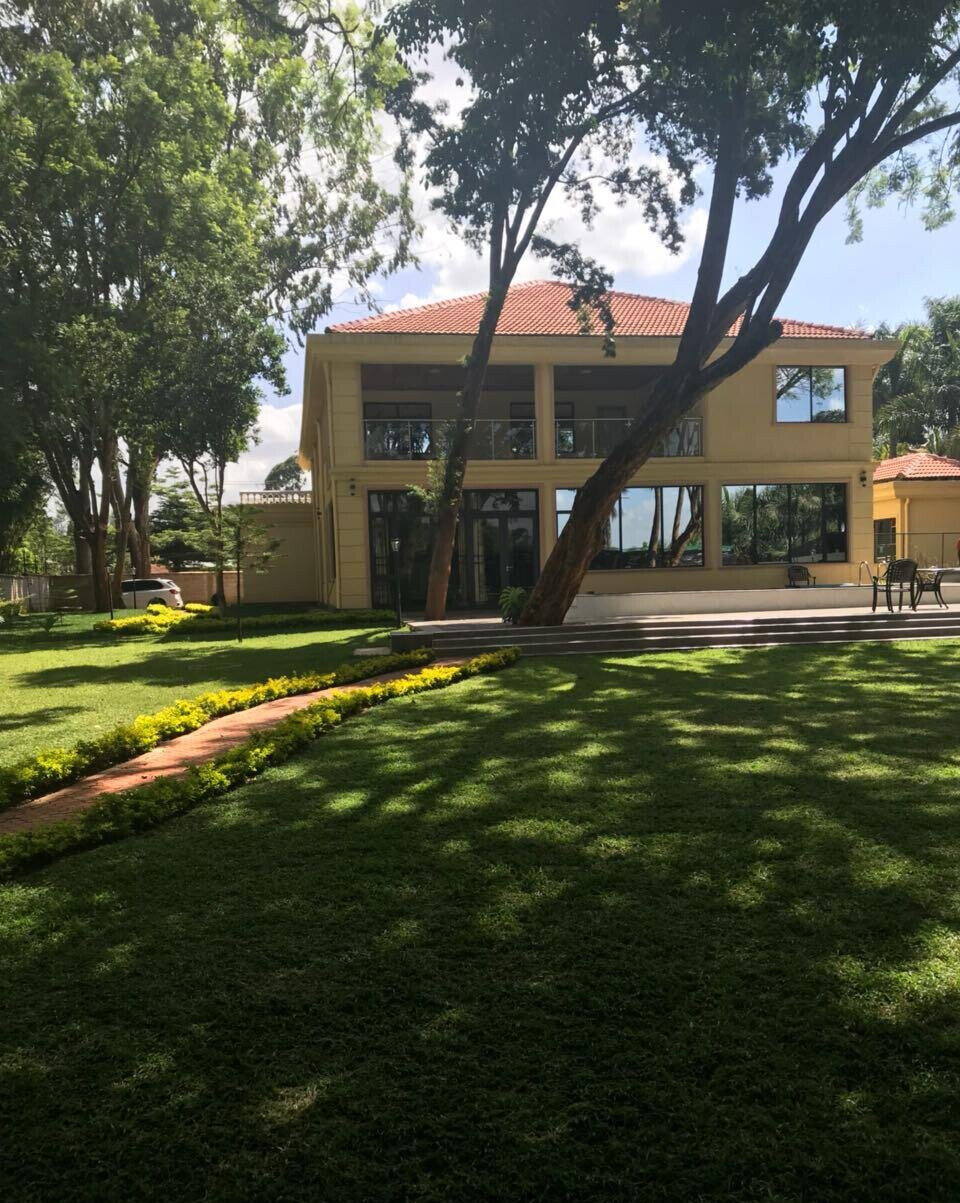 5BR Townhouse with Pool & Staff Quarters - Runda