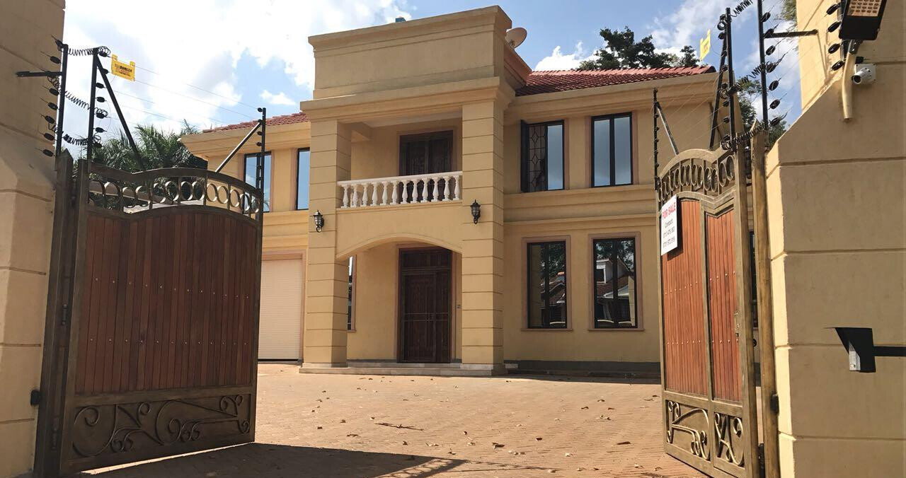 5BR Townhouse with Pool & Staff Quarters - Runda