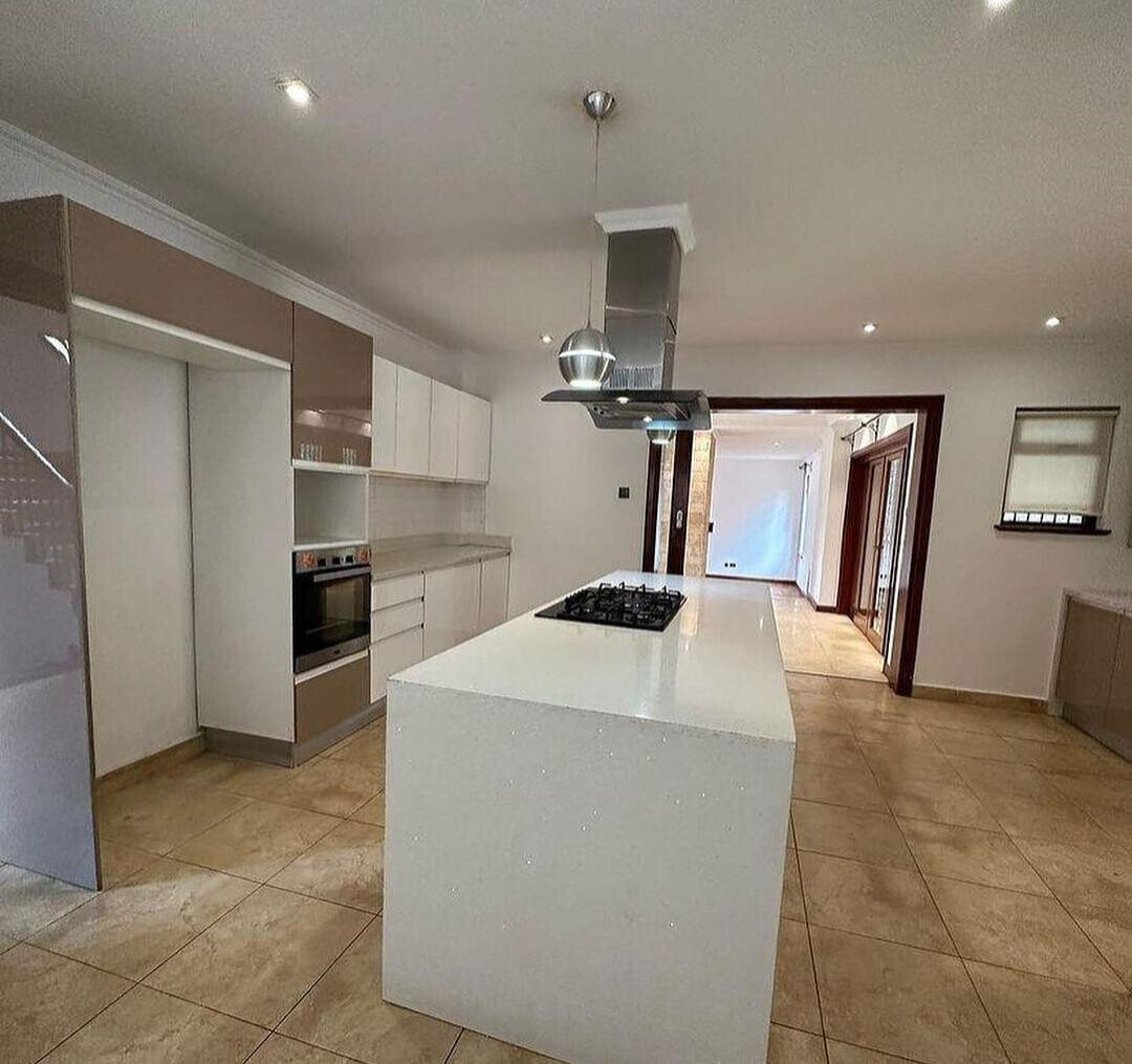 4BR Townhouse with Private Garden & DSQ - Lavington Gated