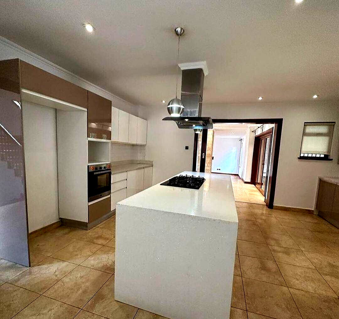 4BR Townhouse with Private Garden & DSQ - Lavington Gated