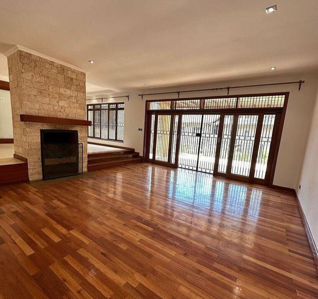 4BR Townhouse with Private Garden & DSQ - Lavington Gated