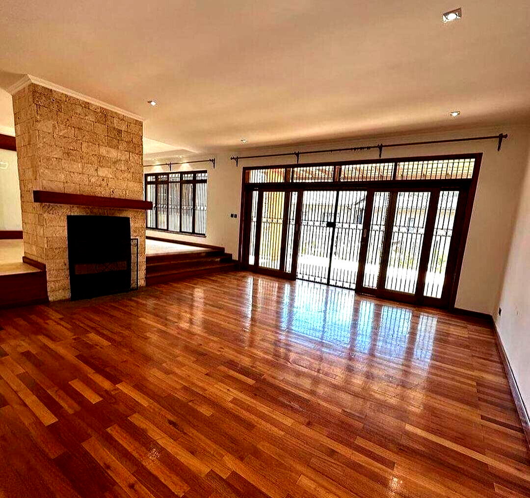4BR Townhouse with Private Garden & DSQ - Lavington Gated