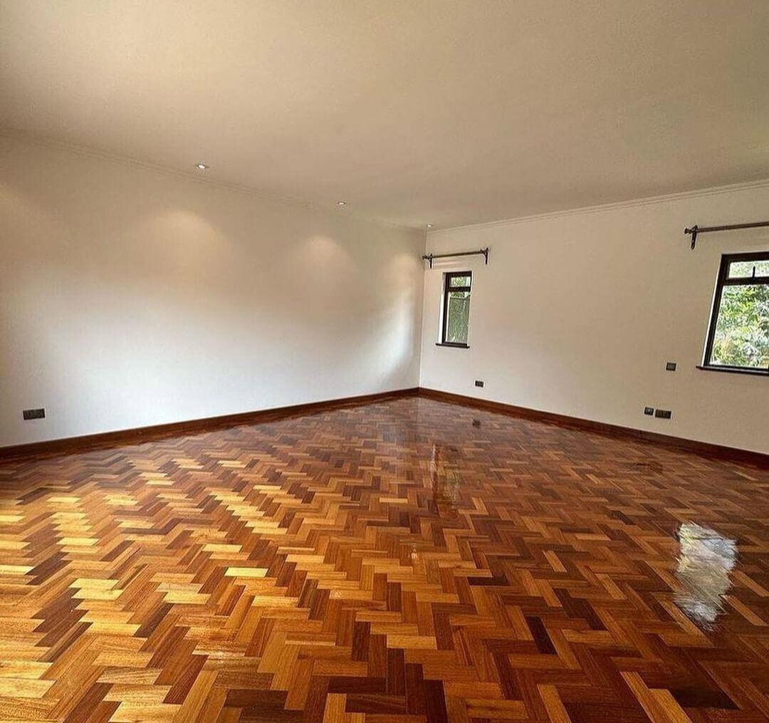 4BR Townhouse with Private Garden & DSQ - Lavington Gated